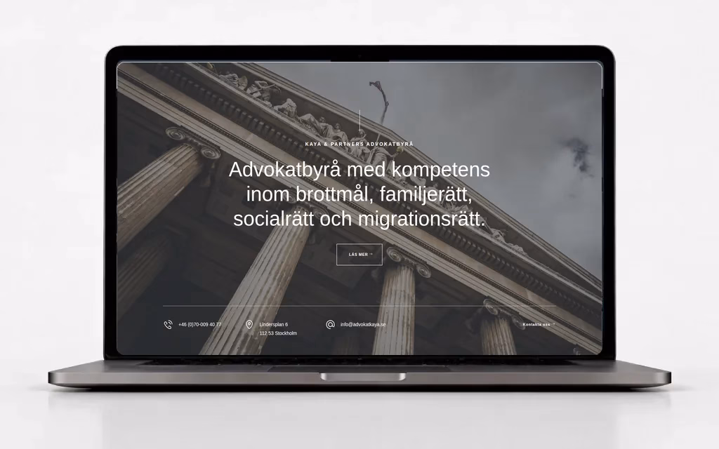Webbplats för Kaya & Partners visad på en laptop