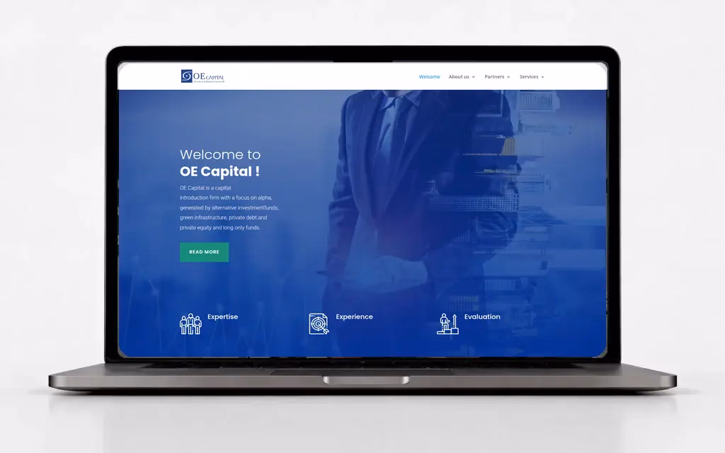 Webbplats för OE Capital visad på en laptop