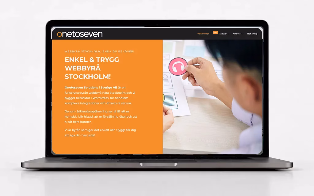 Webbplats för Onetoseven visad på en laptop